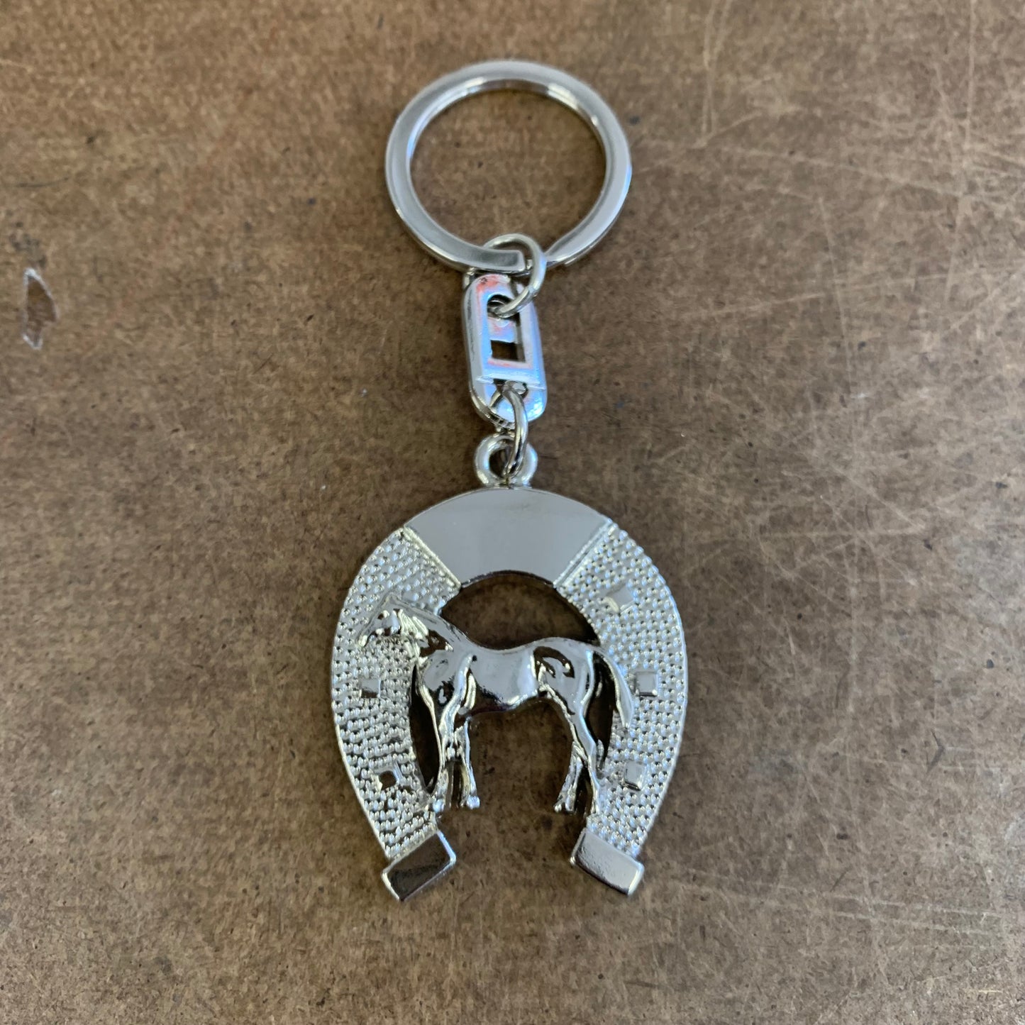 LG HORSESHOE KEYCHAIN METAL WESTERN FASHION STYLE ART NEW