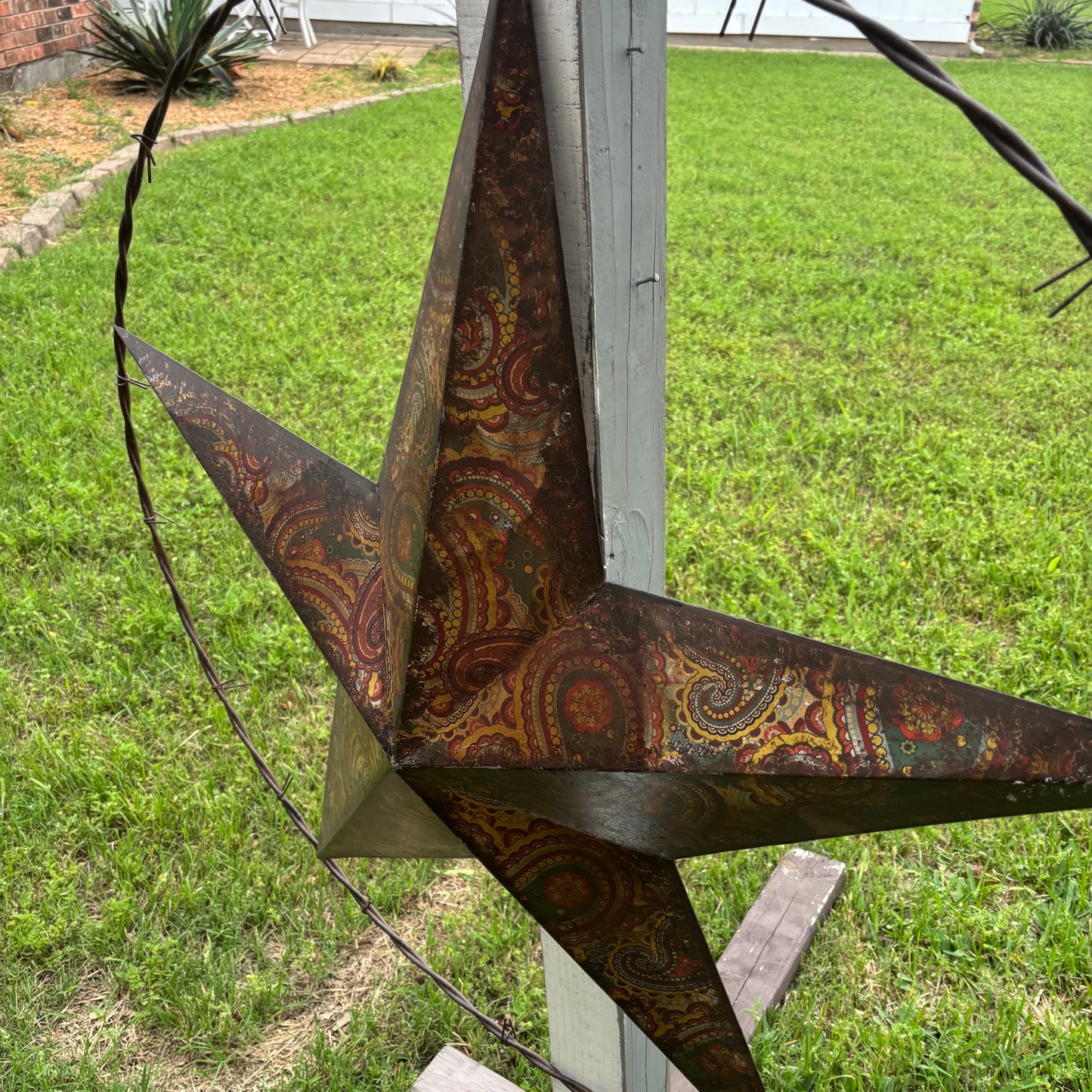 PAISLEY BARN STAR MULTI CLOR WITH BARBWIRE RING LONESTAR WESTERN HOME DECOR HANDMADE