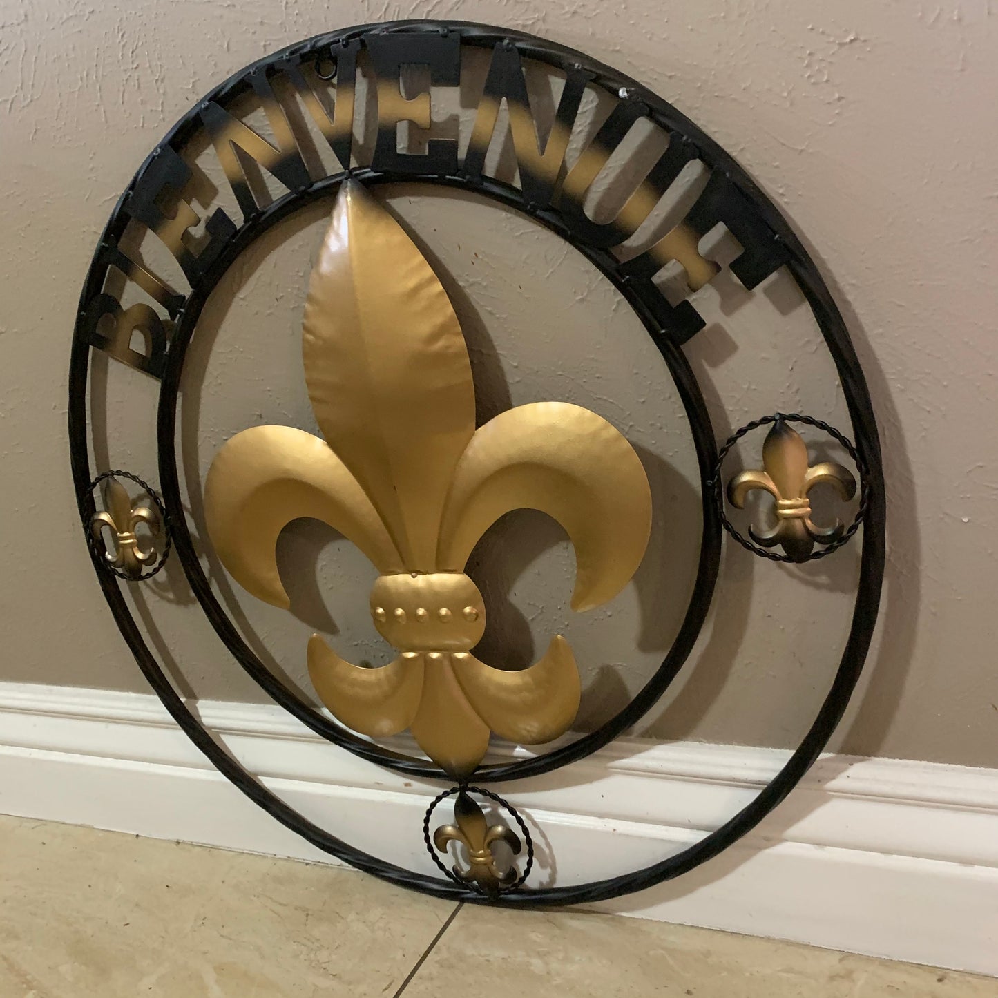BIENVENUE FLEUR DE LIS METAL WALL ART WESTERN HOME DECOR RUSTIC GOLD & BLACK NEW #EH10258