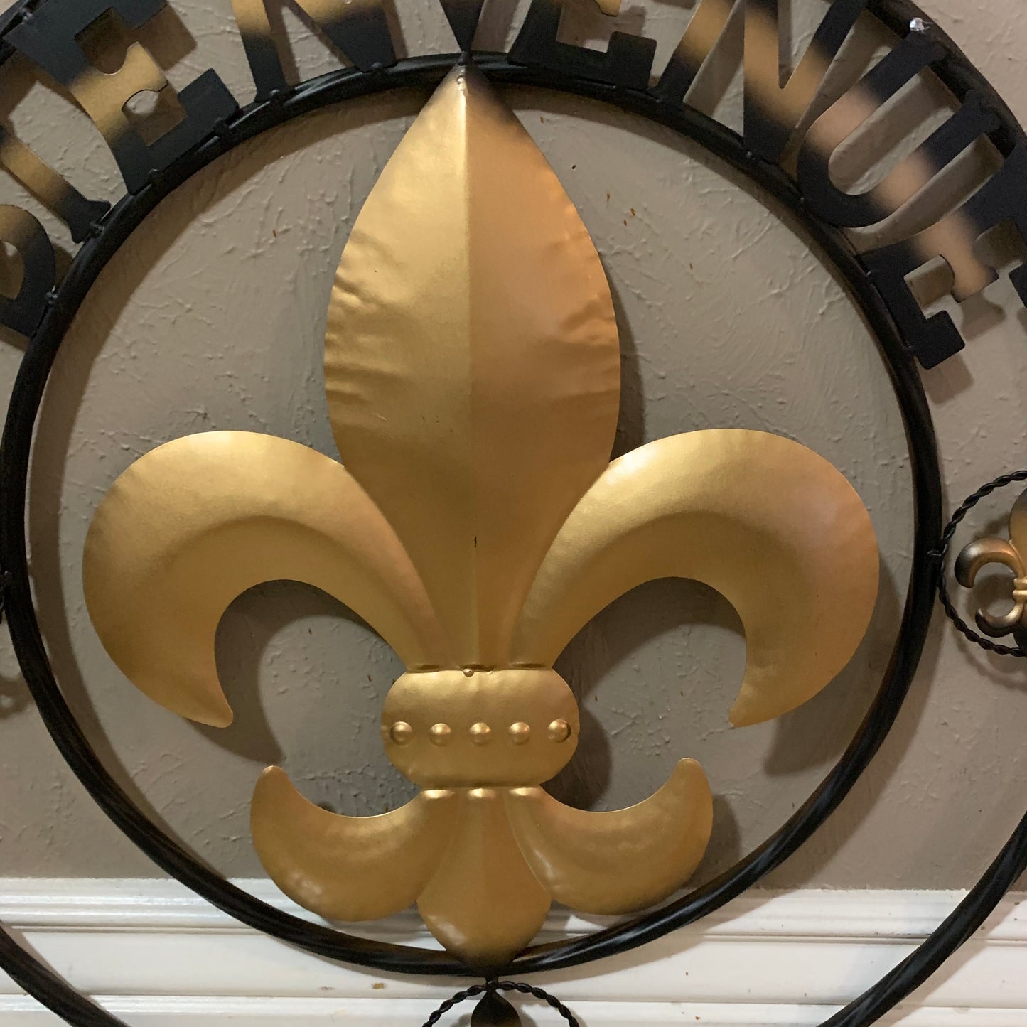 BIENVENUE FLEUR DE LIS METAL WALL ART WESTERN HOME DECOR RUSTIC GOLD & BLACK NEW #EH10258