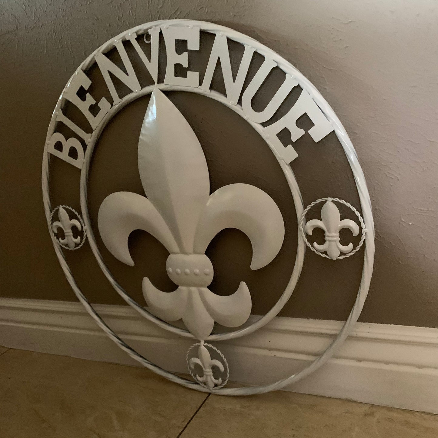 24", 32" GLOSS WHITE FLEUR DE LIS BIENVENUE METAL WALL ART WESTERN HOME DECOR
