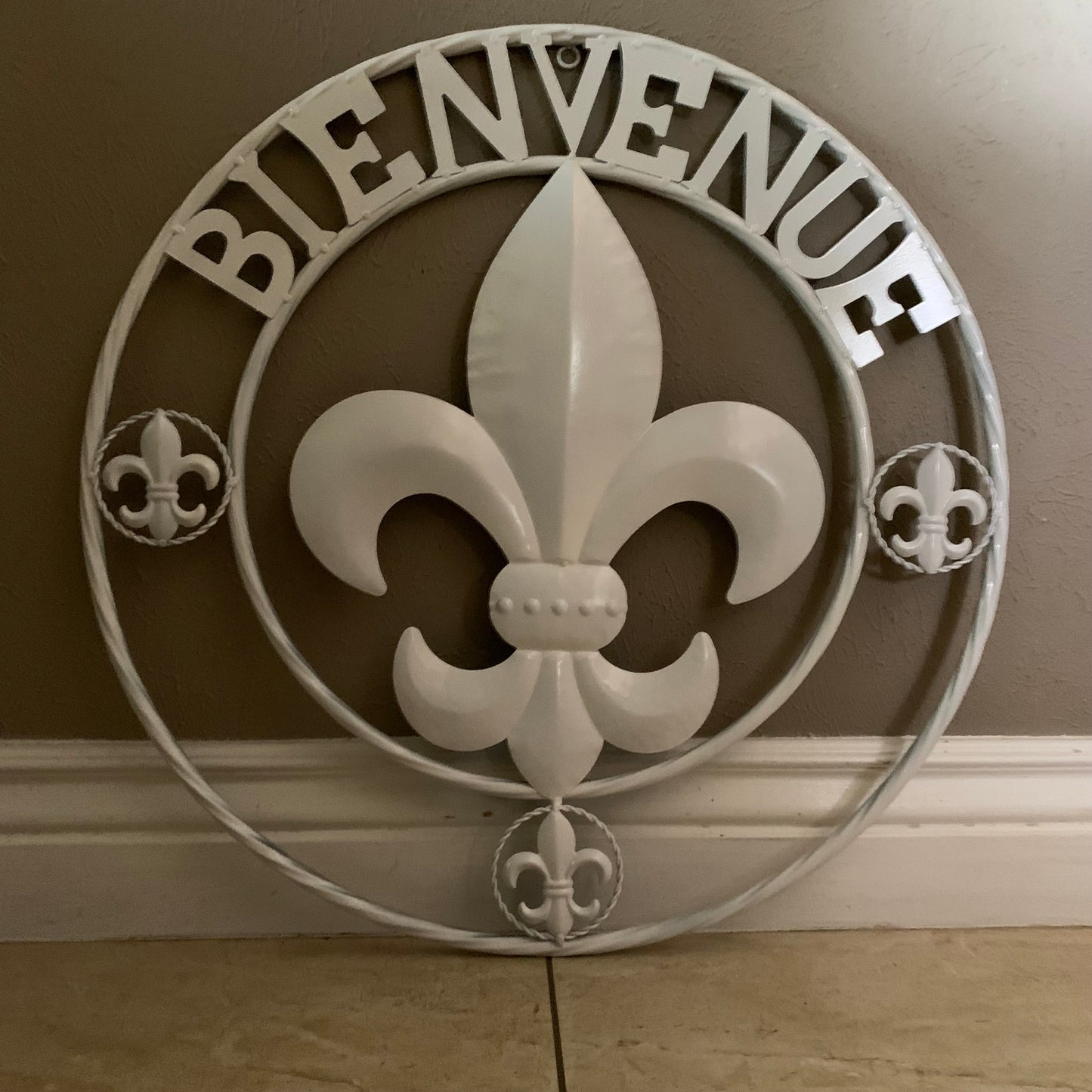 24", 32" GLOSS WHITE FLEUR DE LIS BIENVENUE METAL WALL ART WESTERN HOME DECOR