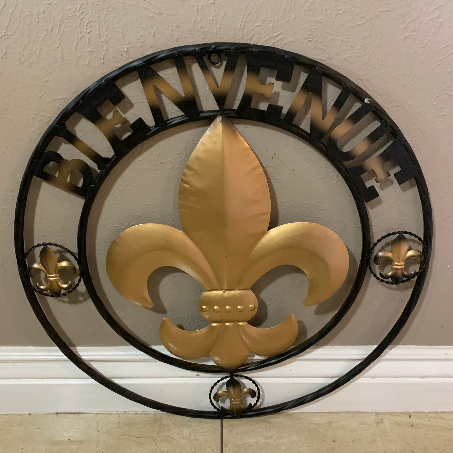 BIENVENUE FLEUR DE LIS METAL WALL ART WESTERN HOME DECOR RUSTIC GOLD & BLACK NEW #EH10258