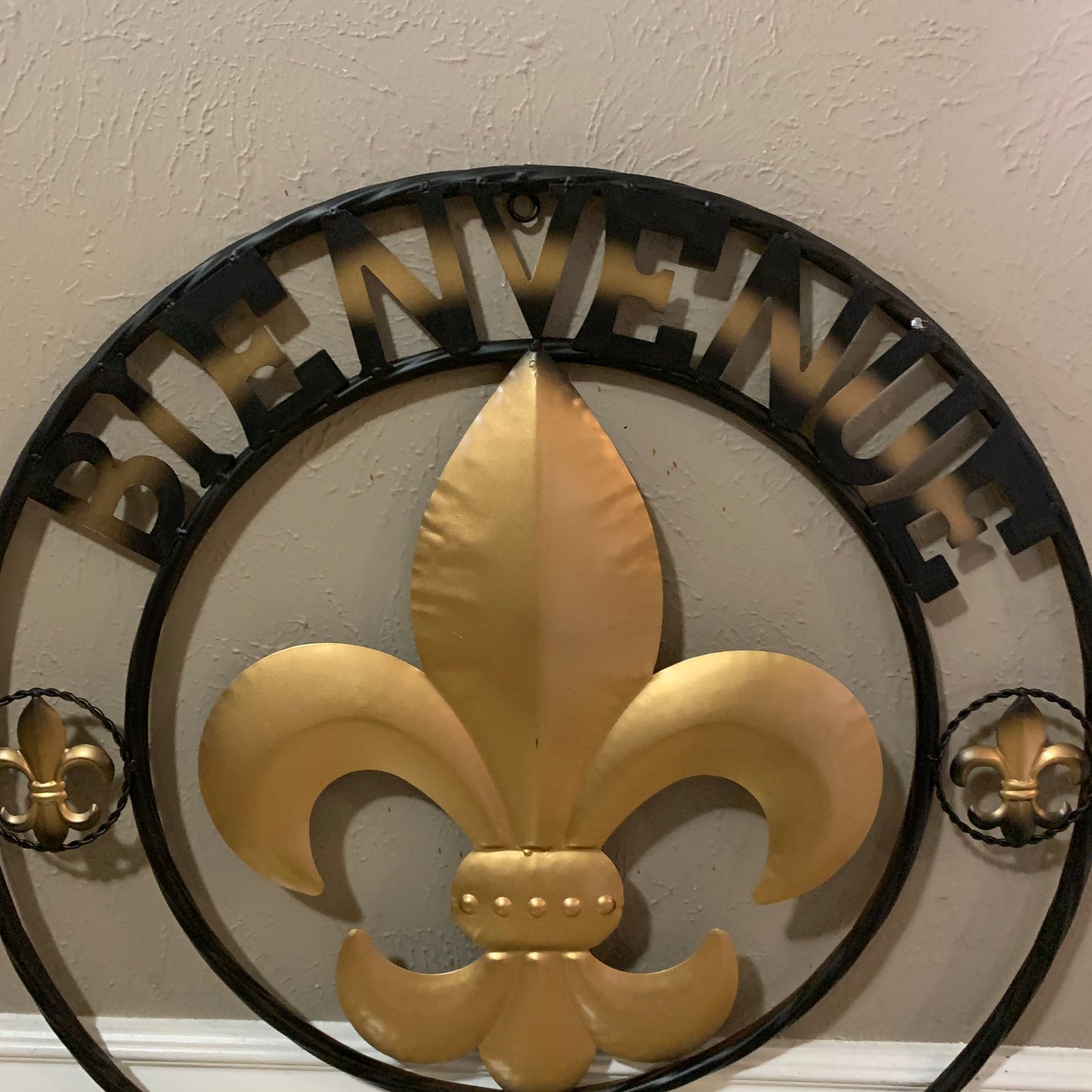 BIENVENUE FLEUR DE LIS METAL WALL ART WESTERN HOME DECOR RUSTIC GOLD & BLACK NEW #EH10258