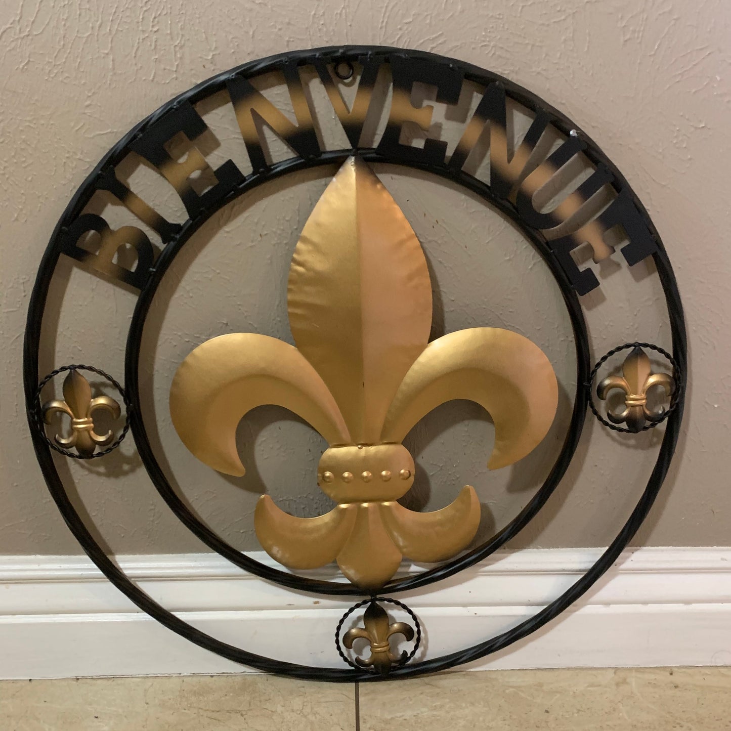 BIENVENUE FLEUR DE LIS METAL WALL ART WESTERN HOME DECOR RUSTIC GOLD & BLACK NEW #EH10258