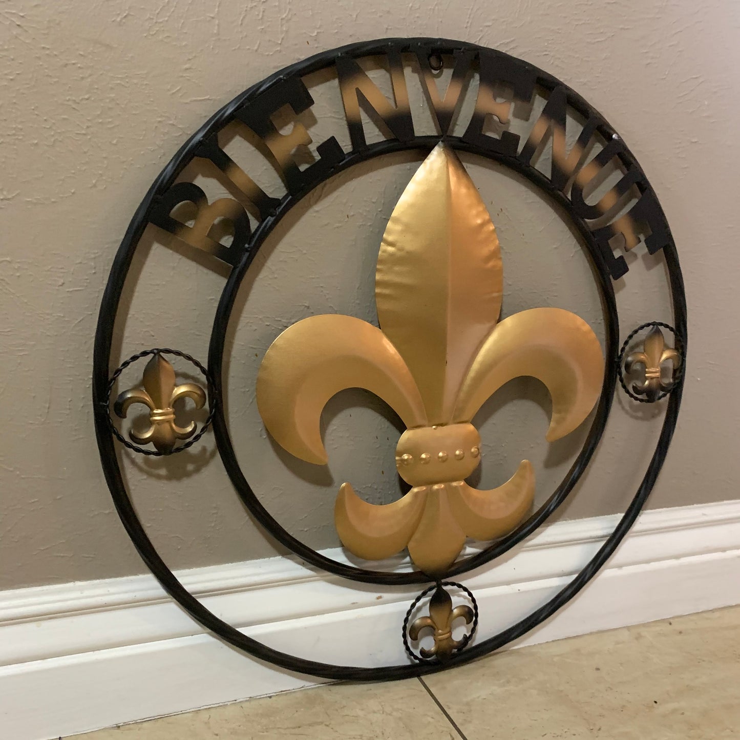 BIENVENUE FLEUR DE LIS METAL WALL ART WESTERN HOME DECOR RUSTIC GOLD & BLACK NEW #EH10258